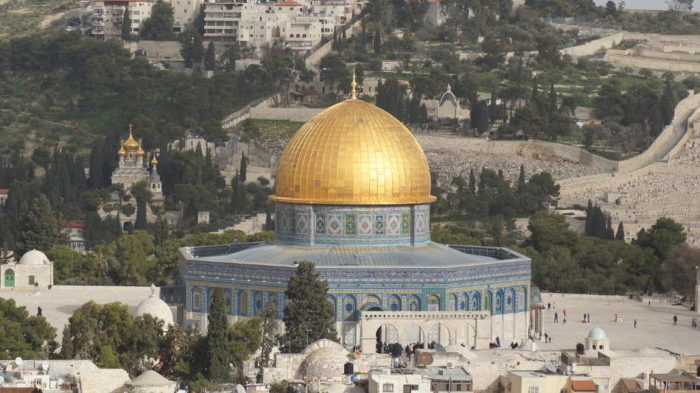 Rabbis split over whether anyone should visit Temple Mount