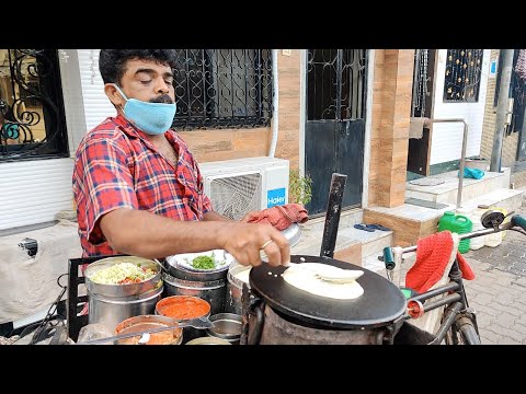 Street Food: Mumbai Indian man making Dosa from a custom bicycle
